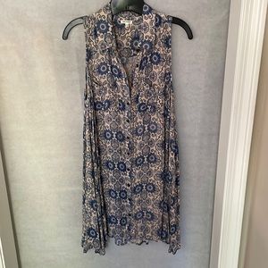 Super cute sleeveless short dress or top with leggings